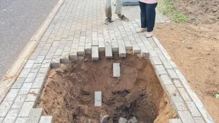 Девушка провалилась под землю на левом берегу Астаны