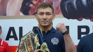 Сменивший гражданство боец ММА завершил бой кровавым нокаутом