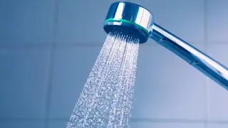 Врач объяснила, почему нельзя принимать душ после еды