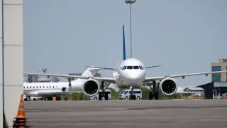 Самолет с артистами не смог приземлиться в Астане