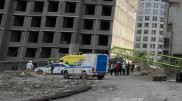 Кран упал на стройке в Алматы: есть погибший