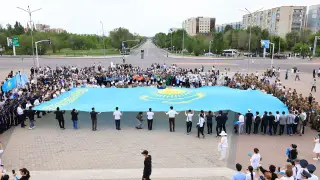 Карагандинцы устроили флешмоб в честь Дня госсимволов