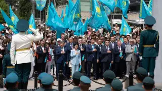 В Алматы торжественно подняли самый большой флаг города