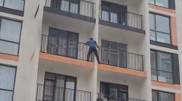 “Как в кино“: казахстанец спас жильцов от крупного пожара в Алматы