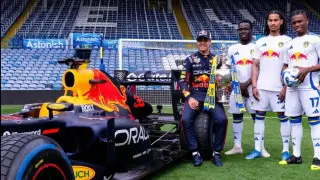 Кто быстрее, болид “Формулы-1“ или профессиональные футболисты: в Британии провели эксперимент