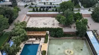 Бассейн вместо фонтана: владельцев гостиницы “Казахстан“ оштрафовали