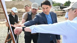 “Так не пойдет!“ Аким Алматы потребовал завершить дорожные работы по городу до осени