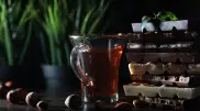 Ученые рассказали о пользе чая с шоколадкой