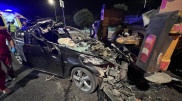 Ночное ДТП на Саина в Алматы: Lexus залетел под автобетононасос