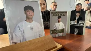 “Это мало за жизнь моего сына”: в Караганде ужесточили приговор за смерть 17-летнего студента