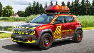 Из маленького Renault 4 сделали пожарный электрокар