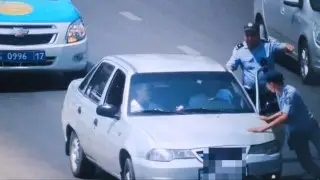 Житель Шымкента “прокатил“ полицейского на капоте