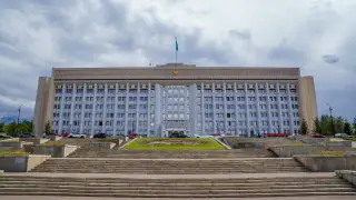 Пробки, кортеж, вертолет? Как передвигается новый аким Алматы