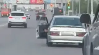 Ехал с открытыми дверьми: астанинский водитель озадачил Казнет