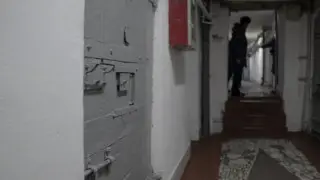 Должны ли адвокаты снимать брюки в СИЗО, спросили у главы КУИС