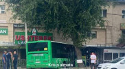 В Алматы автобус протаранил легковушку и врезался в дом