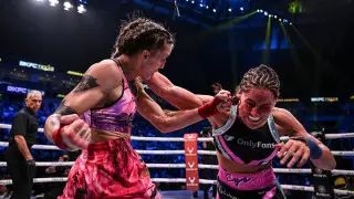 Первая казахстанка в UFC поцеловала соперницу и проиграла дебютный бой