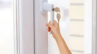 Двухлетний ребенок выпал из окна высотки в Алматы