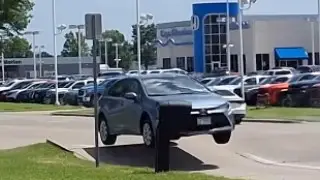 Асфальт превратился в “трамплин“ и подкинул машину в воздух