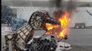 Автолюбители уничтожили исторический суперкар ради шоу: видео