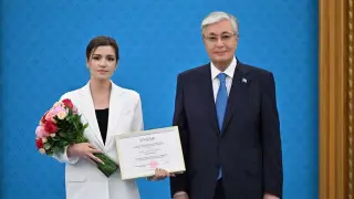 Токаев наградил казахстанских журналистов