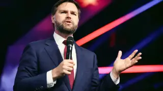 Снайперы на матче: выход в свет правой руки Трампа вызвал удивление