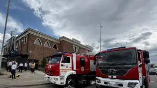 Двух человек сняли с крыши горящего кафе в Астане