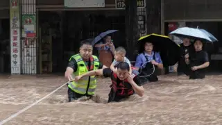 Китай объявил новое предупреждение из-за ливней после разрушительных наводнений