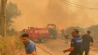 Крупный пожар охватил Измир, жителей эвакуируют
