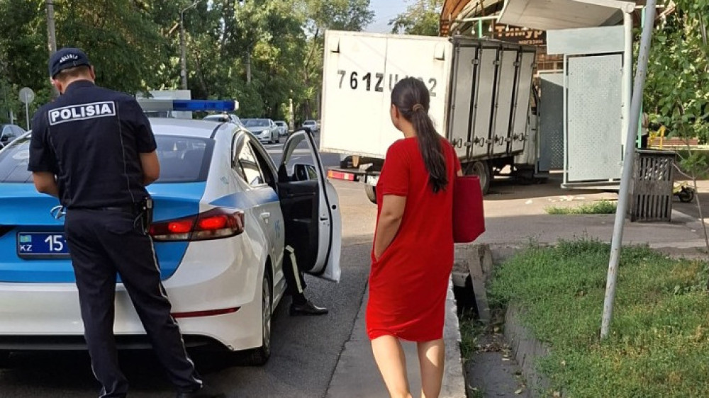 “Газель“ въехала в остановку и сбила девушку в Алматы