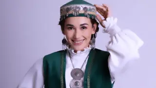 Красотка из Казахстана похвасталась подарком за историческую медаль