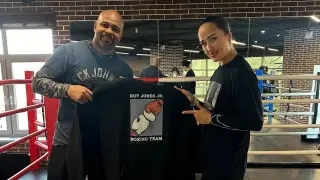 Легендарный боксер помог казахстанке победить двукратную чемпионку мира