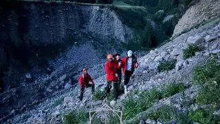 Застряли у обрыва - спасатели эвакуировали подростков с Шымбулака