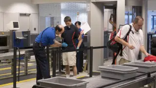 Почему в аэропорту просят снимать обувь