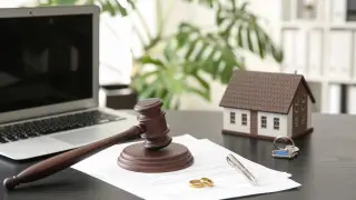 Студенты собирают деньги на жилье: 76-летнего профессора обманули интернет-мошенники