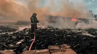 Горят дома и автомобили: Киев подвергся мощной атаке