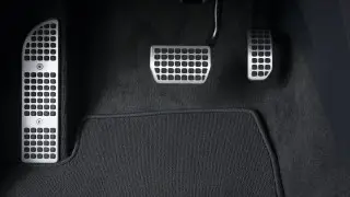 В Китае запретят “однопедальное“ вождение по умолчанию: что это значит для электрокаров