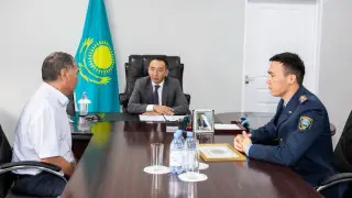 Мужчину, спасшего ребенка от собаки, наградили в Алматинской области