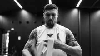 Оскорбил маму: Усик назвал имя человека, которого не смог простить