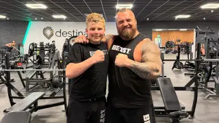 12-летний сын самого сильного человека в мире установил невероятный рекорд