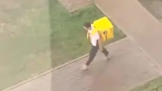 Копит на ноутбук: работающего под дождем подростка сняли на видео в Астане