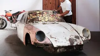 Художник превратил проржавевший Porsche в витражный арт-объект