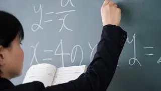 Миллиардные долги: учителя частных школ Алматы пожаловались на задержки зарплат