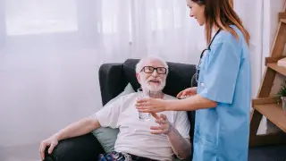 Социального работника подозревают в краже в доме подопечного