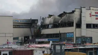 Пожар на рынке “Шанхай“: в здании обрушился потолок, пострадали спасатели