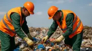 В Китае чиновники заставили рабочих искать часы в восьми тоннах мусора