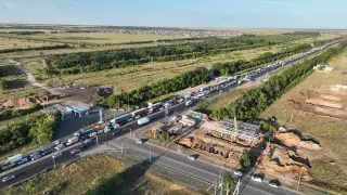 Стоят часами: огромную пробку на въезде в Астану показали с воздуха
