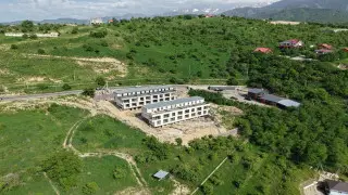 Два строящихся дома начали сносить в предгорьях Алматы