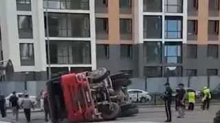 Бетономешалка перевернулась после аварии в Астане