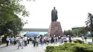 В честь 180-летия Абая алматинцы приняли участие в субботнике